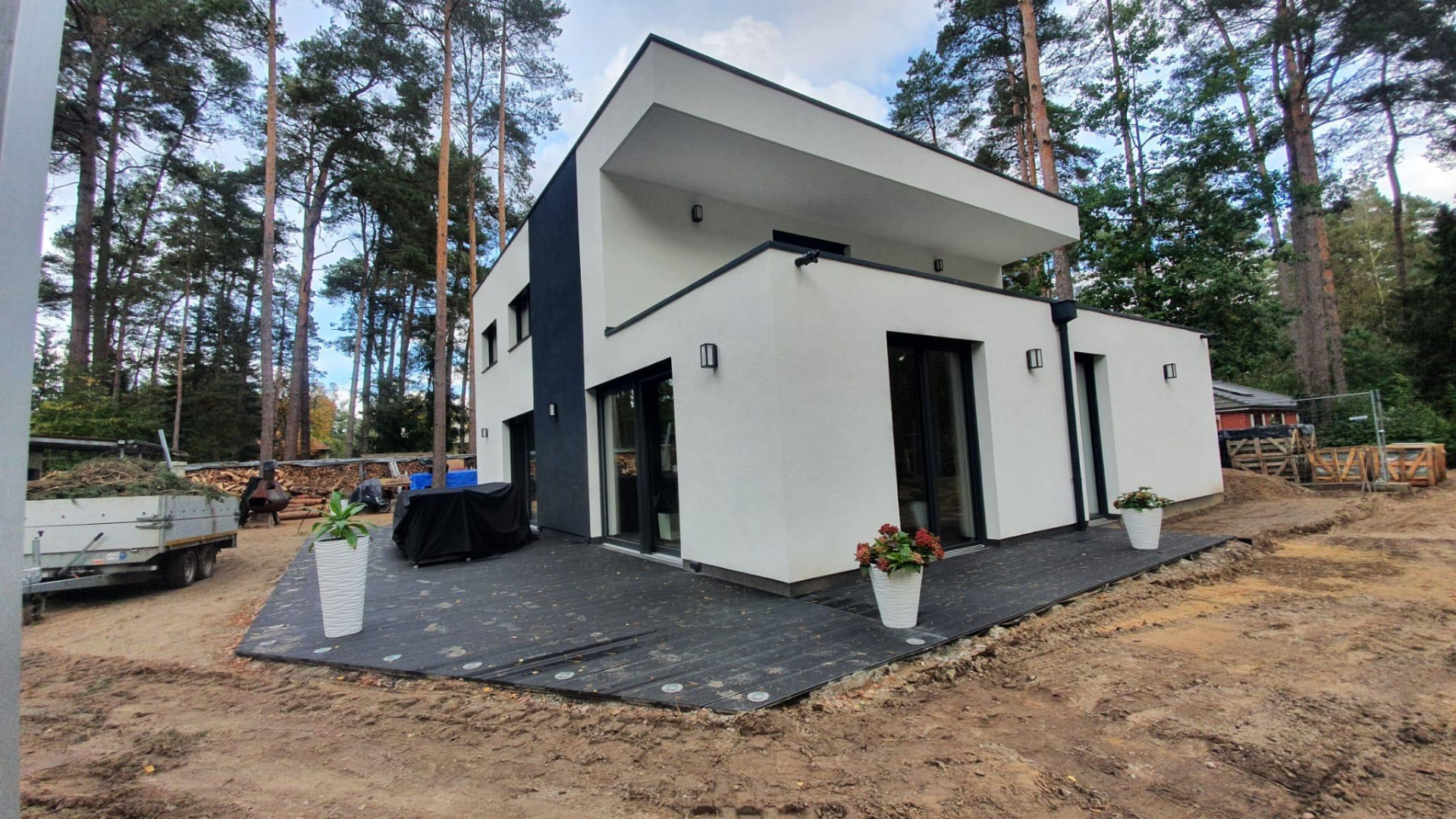 Neubau mit Terrasse, übergeben – Fassade & Außenanlage durch Neys Baudienstleistungen